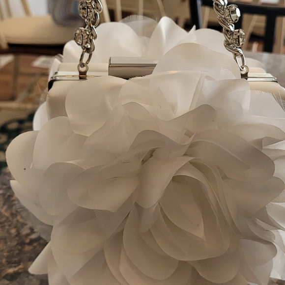Elegant White Floral Handbag - Picture 4 of 4